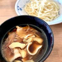 武蔵野うどん風肉きのこ汁うどん 麺はやや細めの乾麺の讃岐うどん